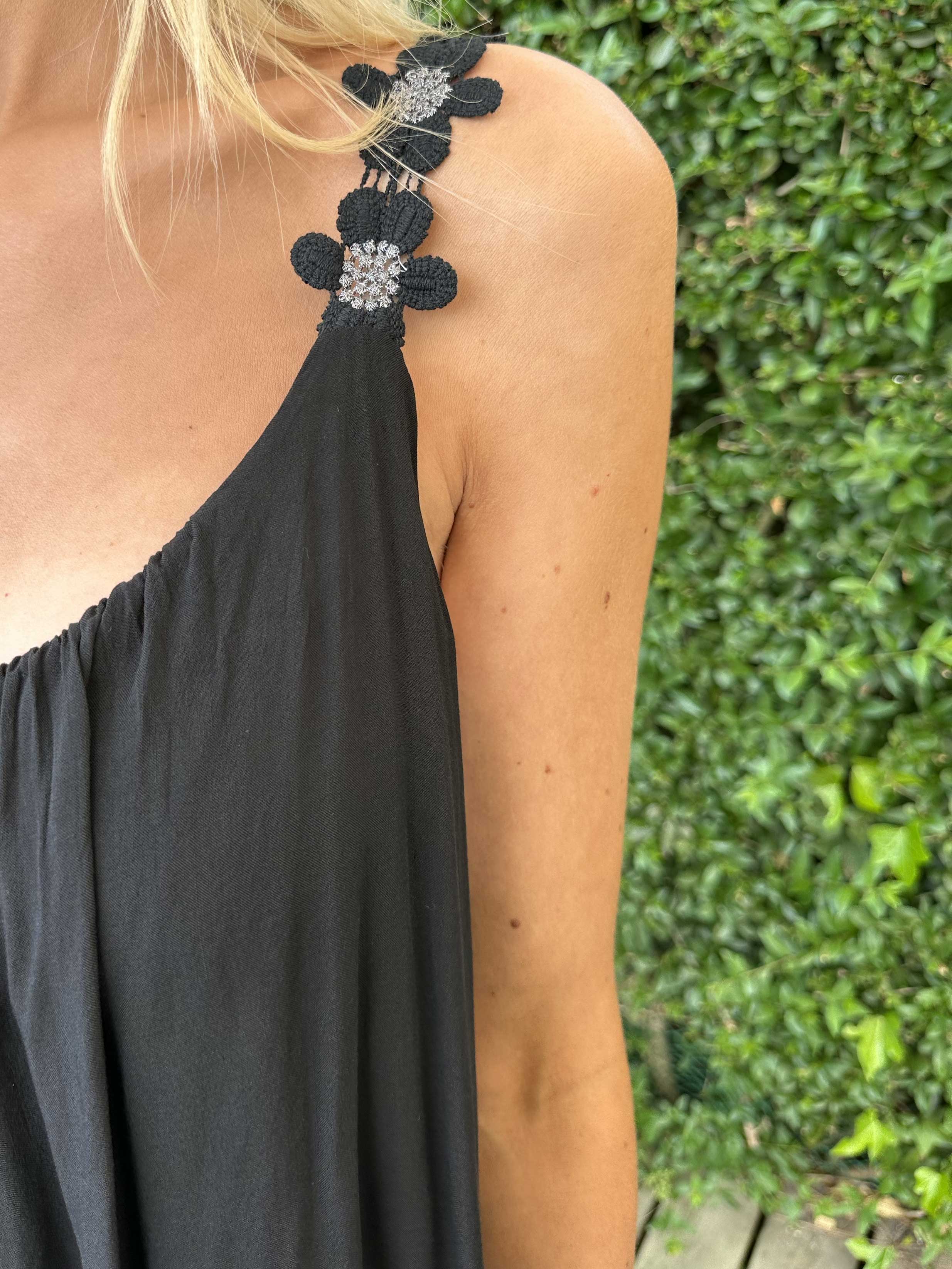 Ane - Sød sommerkjole med broderet stroppe